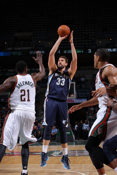 维尼修斯参加街头篮球比赛，引发满堂喝彩