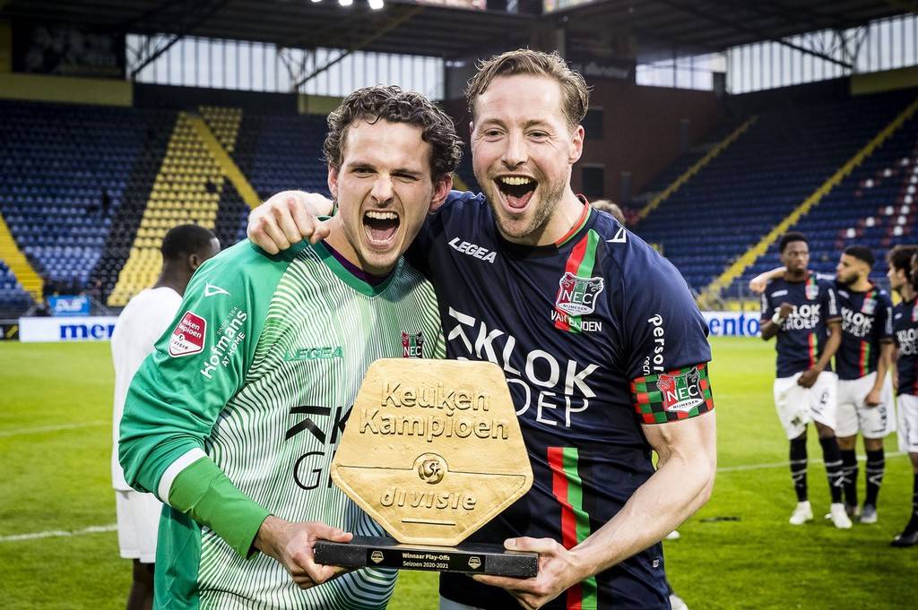 员在他的指 员在他的指